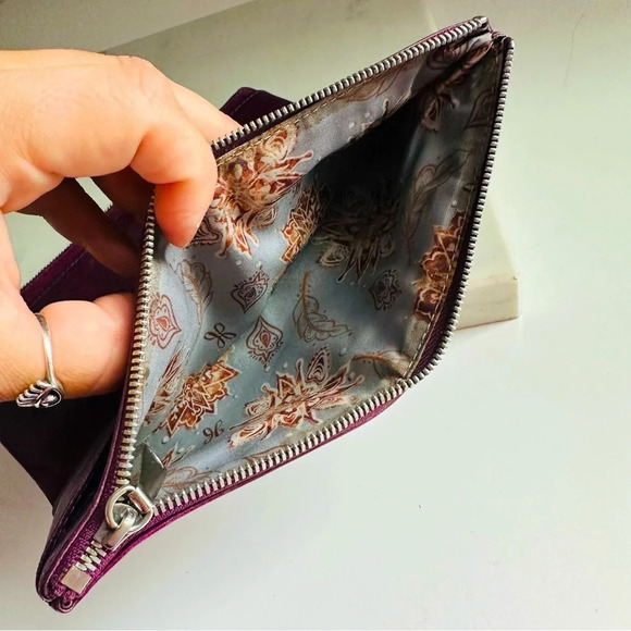 Hobo International Taylor Plum Vintage Leather Wallet - Picture 12 of 13